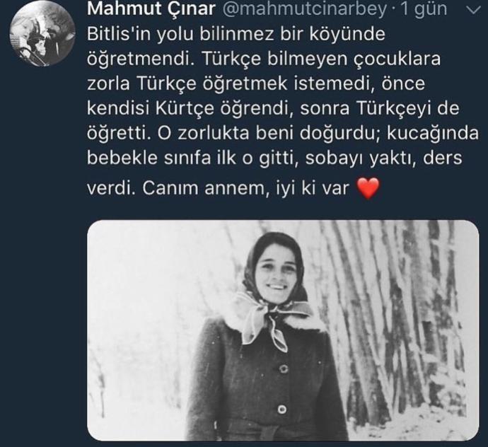 Kadın bir öğretmen.