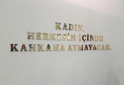 Kadınların gülmesi ayıp değildir