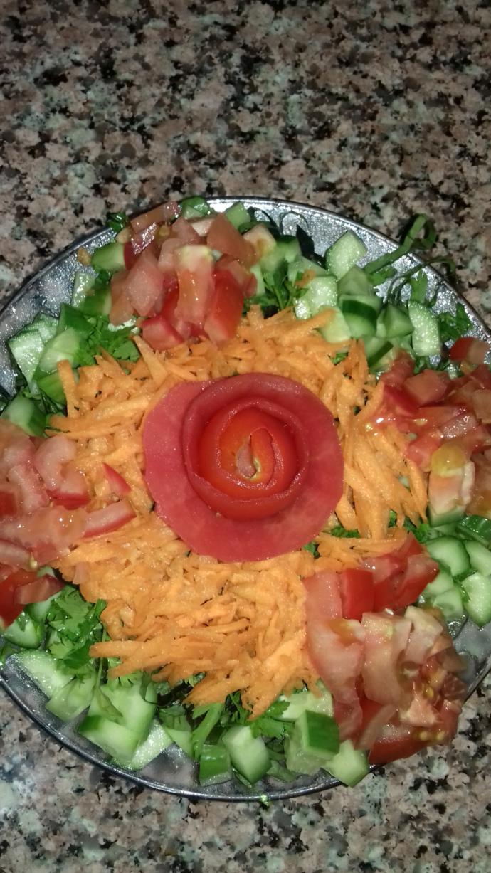 Bide bunun yanında salata yaptım.umarım güzel olmuştur.