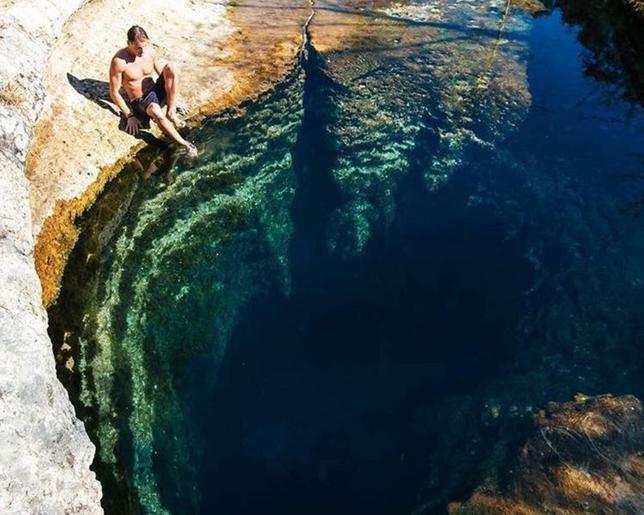 Texas, ABD'de bulunan Jacob's Well Planet Earth'ün mağaralar belgesine konu olmuştur