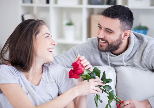Erkekler Hoşlandığı Zaman Duygularını Nasıl Belli Eder?