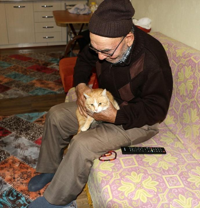 Ali Dede ve Kedileri Yeni Evlerine Kavuştu