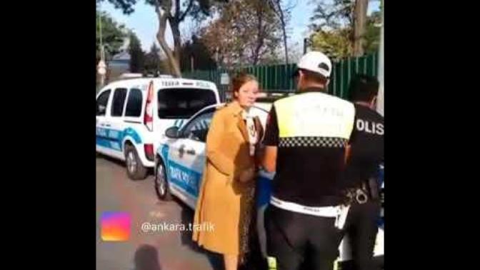 Öğretim Görevlisi Trafikte Sinir Krizi Geçirdi