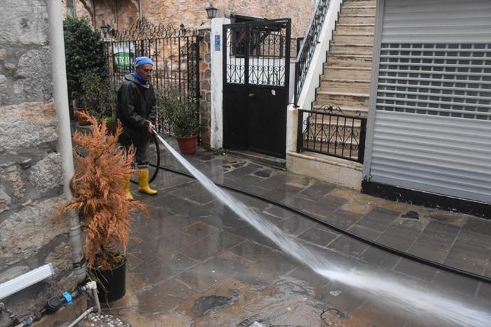 Bodrum'da sokaklar sabahın erken saatlerinde yıkanmaya başladı