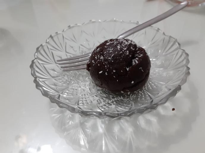 Üstüne hindistan cevizi serperek servis ediyoruz.