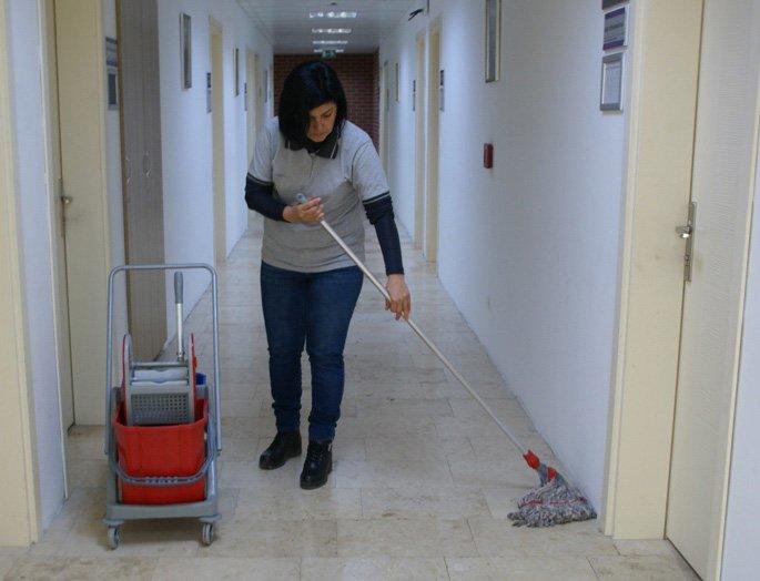 İsteyince Oluyormuş Dedirten Sıcacık Bir Haber: Temizlik Görevlisi Olarak Girdiği Okulda Öğretmen Oldu