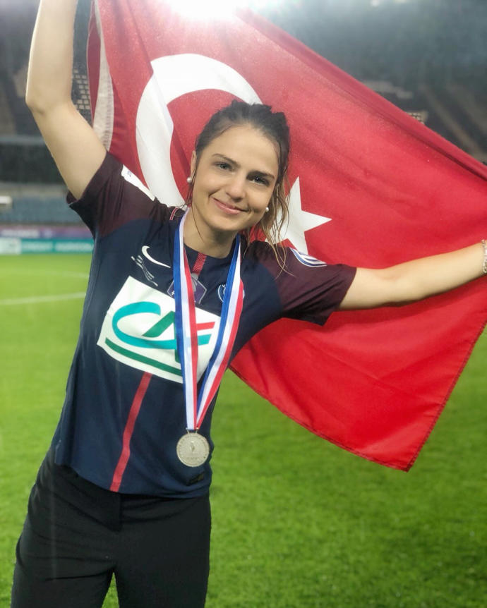 O Bir Dişi İbrahimoviç: A Milli Kadın Futbol Takımı ve Paris Saint Germainin Yıldız Golcüsü KizlarSoruyorda!