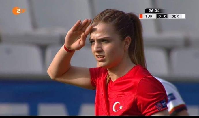 O Bir Dişi İbrahimoviç: A Milli Kadın Futbol Takımı ve Paris Saint Germainin Yıldız Golcüsü KizlarSoruyorda!