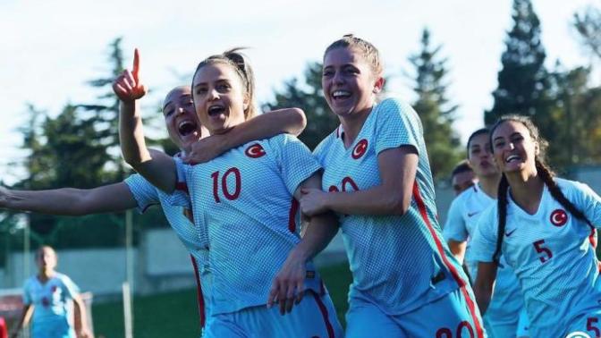 O Bir Dişi İbrahimoviç: A Milli Kadın Futbol Takımı ve Paris Saint Germain'in Yıldız Golcüsü KizlarSoruyor'da!