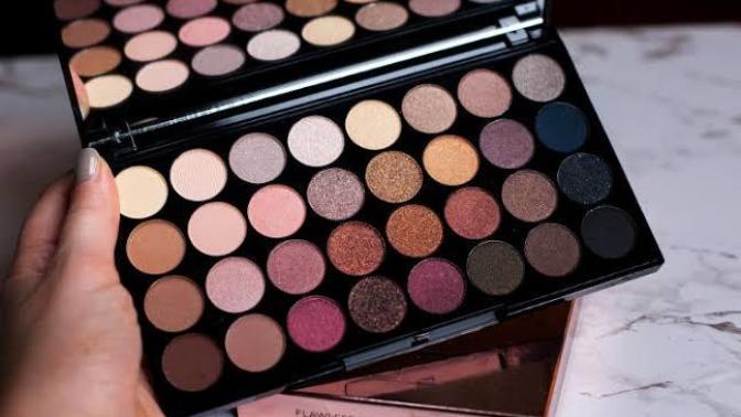"Bir Tane Olsun Kullanışlı Olsun" Diyenlere Makeup Revolution Far Paleti!