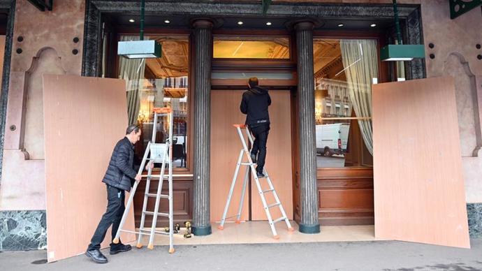 Paris'te Dükkanlar Önlem Alıyor