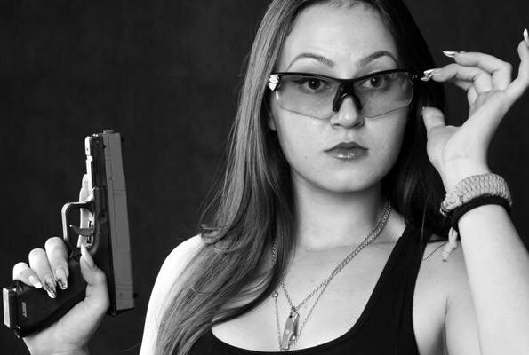 Kazakların Lara Croft'u Atış Yeteneğiyle Kendine Hayran Bıraktırıyor
