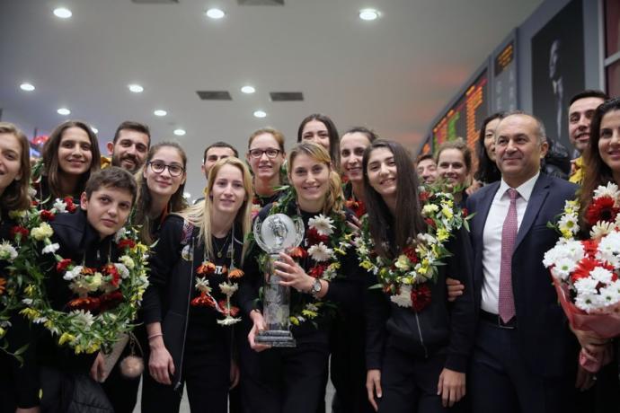 Dünya Şampiyonu VakıfBank'a Coşkulu Karşılama