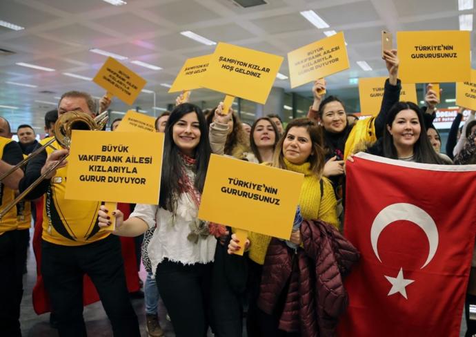 Taraftarlar Sabahın Erken Saatlerinde Atatürk Havalimanı'na Akın Ettiler