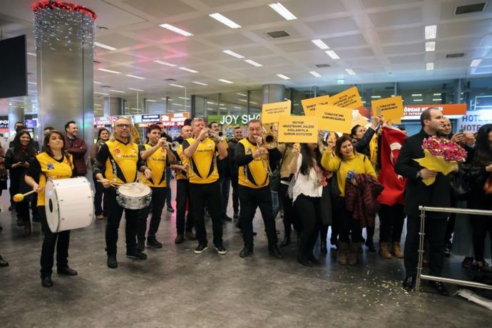 Dünya Şampiyonu VakıfBank'a Coşkulu Karşılama
