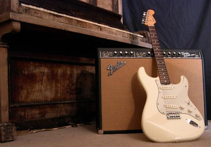 Fender Stratocaster gitar ve Fender Twin Reverb tüplü amplifikatör