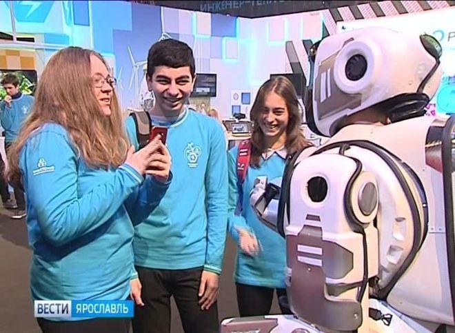Robot kıyafetinin içindeki insanın arkasından boynunu görebiliyorsunuz