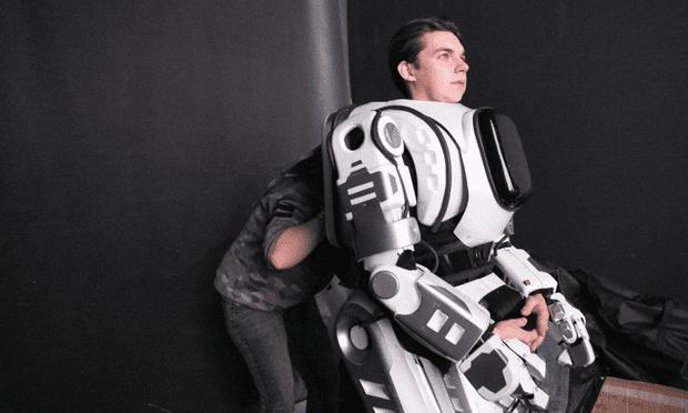 Rus Devlet Televizyonu'nun Övgüyle Bahsettiği İleri Teknoloji Robotun İçinden İnsan Çıktı