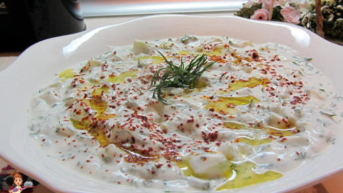 Zamansız Misafirler İçin Yoğurtlu Pratik Salata Nasıl Yapılır?