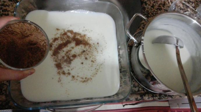 orta katmana bisküvi kırıntıları serpilir.