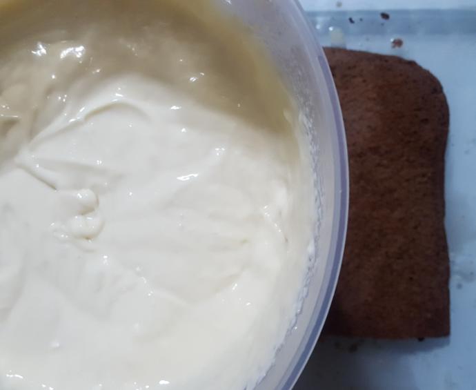 Islanmış kekin krema ile buluşması