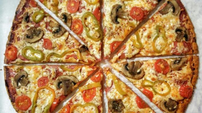 Diyeti Bozmadan Pizza Yemek İsteyenlere Özel: 260 Kalorilik Fit Pizza Nasıl Yapılır?