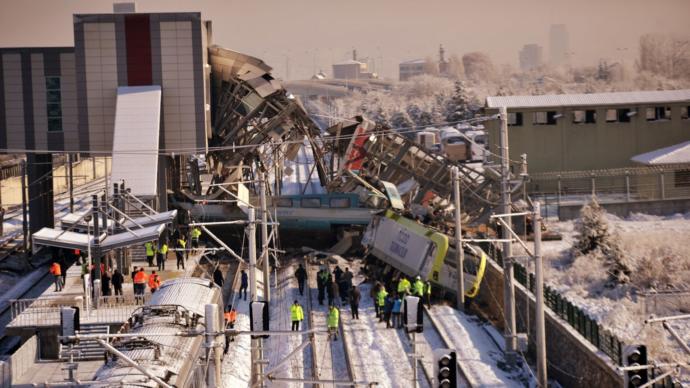 Ankara Tren Kazasında 9 Kişi Hayatını Kaybetti