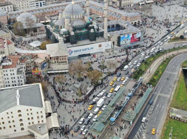 Nimet Abla Bilet Kuyruğu Havadan Görüntülendi