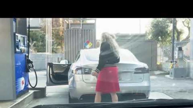 Elektrikli Otomobile Benzin Doldurmaya Çalışan Kadının Videosu İzleyenleri Güldürdü