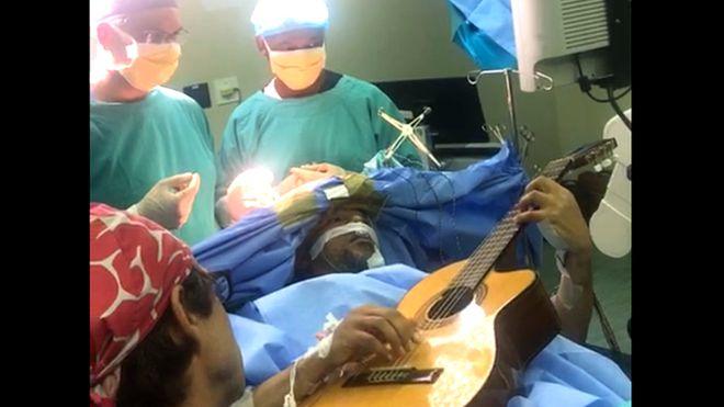 Güney Afrika'lı Caz Sanatçısı, Açık Beyin Ameliyatı Olduğu Esnada Gitar Çaldı