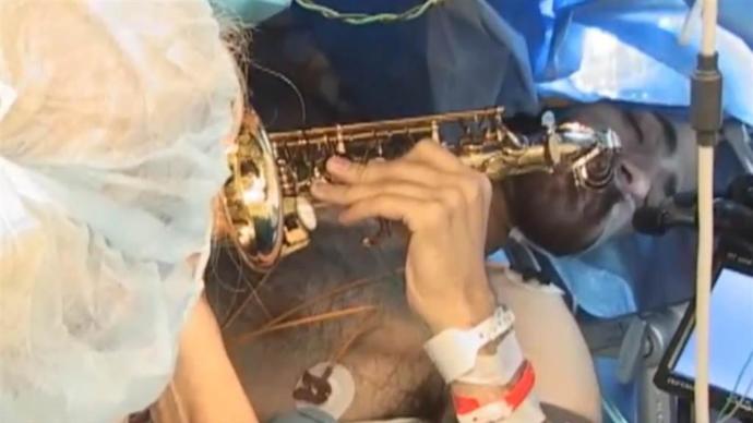 Güney Afrika'lı Caz Sanatçısı, Açık Beyin Ameliyatı Olduğu Esnada Gitar Çaldı
