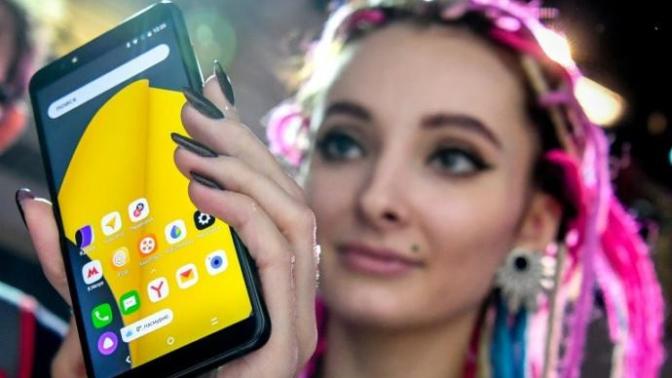 Adeta "Akıllı Telefon Sektörüne Damga Vuracağım" Diyen Yandex'in Ürettiği İlk Akıllı Telefon: Yandex Phone