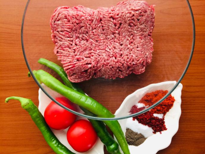 Kebap Sever misiniz? Gelsin O Zaman Bir “Acılı Adana” Tarifi!