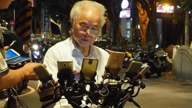 "Dede Senin Başka İşin Yok mu" Dedirten, Günün 21 Saati 11 Adet Telefonu İle Pokemon Go Oynayan 71 Yaşında Bir Dede!