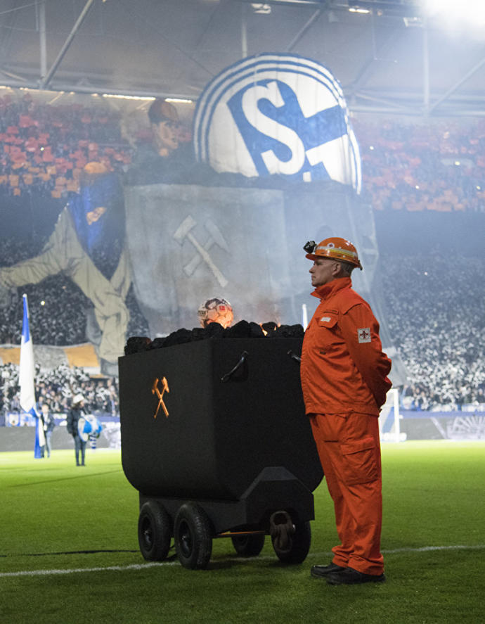 Alman Futbol Takımı Schalke 2 Bin Madenciyi Tribünde Misafir Etti, Takımın Logosu Bir Maçlığına Değiştirildi