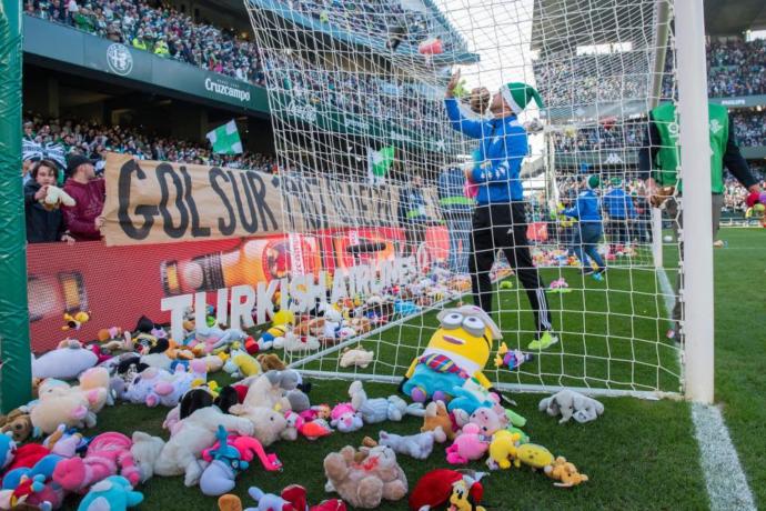 Real Betis Taraftarları Sahaya Oyuncak Attı!