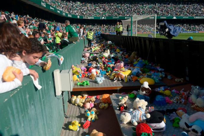 Real Betis Taraftarları Sahaya Oyuncak Attı!