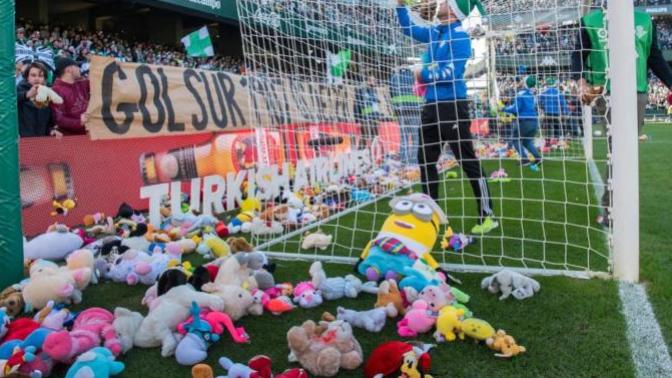 Real Betis Taraftarları Sahaya Oyuncak Attı!
