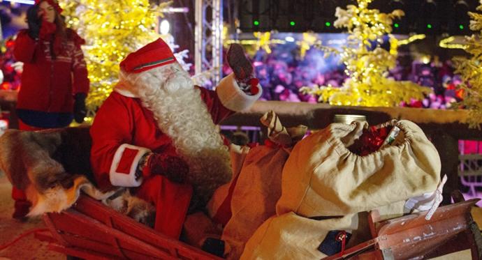 Finlandiya'da Toplanan Yüzlerce Kişi -22 Derece Soğuğa Aldırmadan Noel Baba'yı Uğurladı