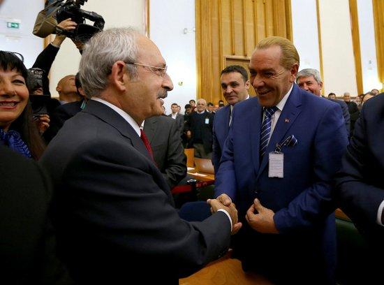 O, Adeta Bir Bedende Yaşıyor: Atatürke Benzeyen Adam KizlarSoruyorda!