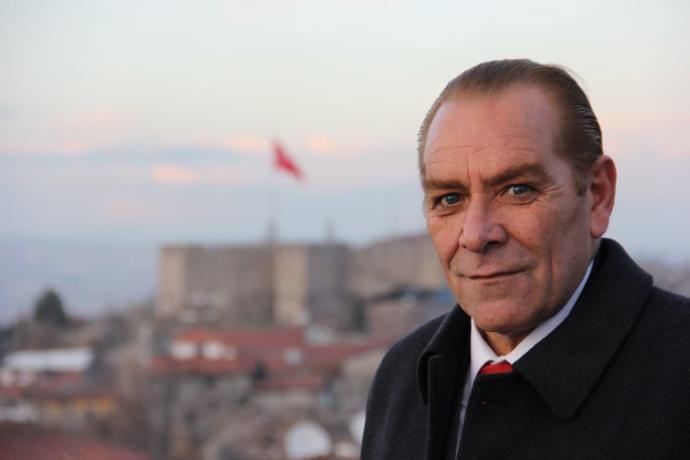 O, Adeta Bir Bedende Yaşıyor: Atatürke Benzeyen Adam KizlarSoruyorda!