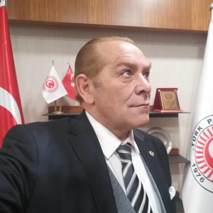 O, Adeta Bir Bedende Yaşıyor: Atatürke Benzeyen Adam KizlarSoruyorda!