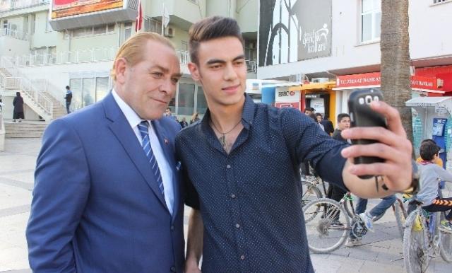 O, Adeta Bir Bedende Yaşıyor: Atatürke Benzeyen Adam KizlarSoruyorda!