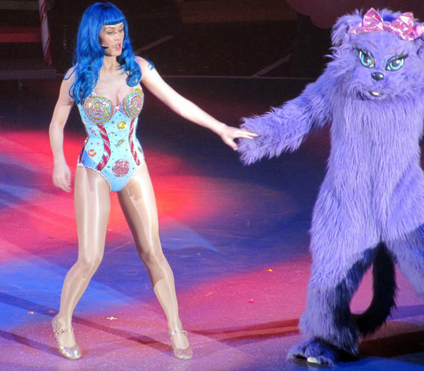 Katy Perry ve Bizi Wonderland'a Götüren Şeker Tadındaki Kostümlerini İnceliyorum!