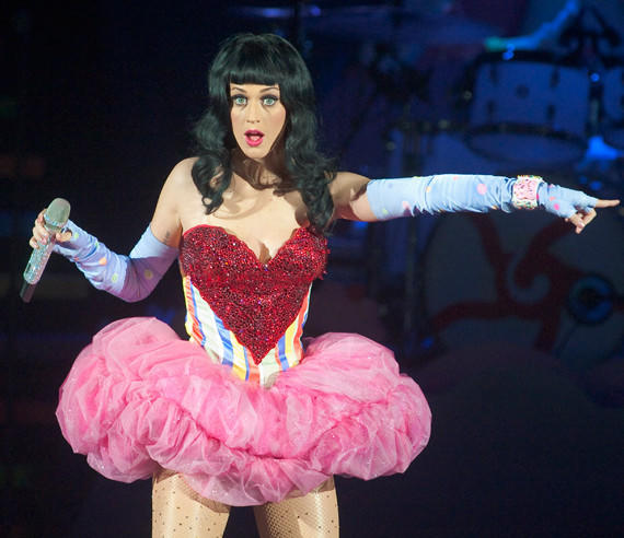 Katy Perry ve Bizi Wonderland'a Götüren Şeker Tadındaki Kostümlerini İnceliyorum!