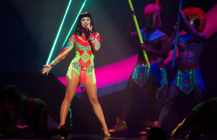 Katy Perry ve Bizi Wonderland'a Götüren Şeker Tadındaki Kostümlerini İnceliyorum!