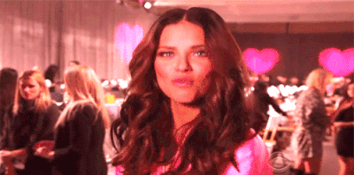 1. Victoria's Secret mankenlerinin efsanesi olan Adriana Lima'nın olmazsa olmazı dalgalı saçlar ve yardımcıları saç bigudileri!
