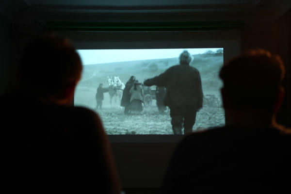 Film izleyin.