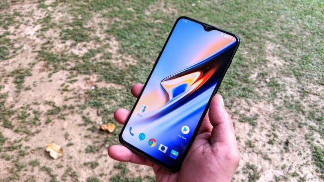 OnePlus 6T, bir ekran parmak izi tarayıcı ve ekranın üst kısmına daha küçük bir çentik ekledi
