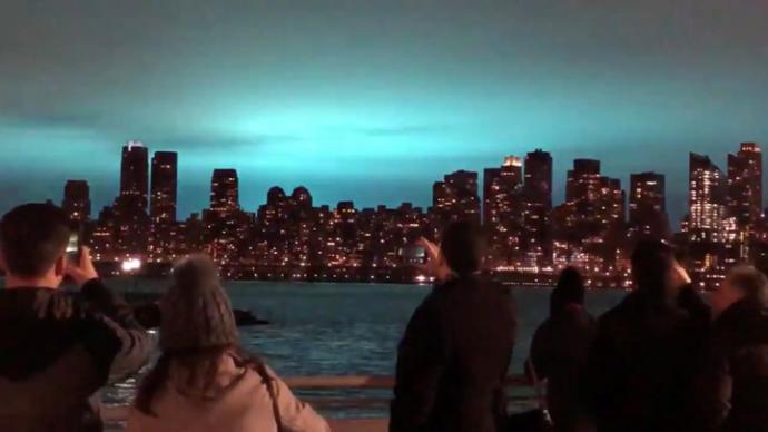 New York'ta Ortaya Çıkan 'Gizemli Mavi Işık' Herkesi Korkuttu